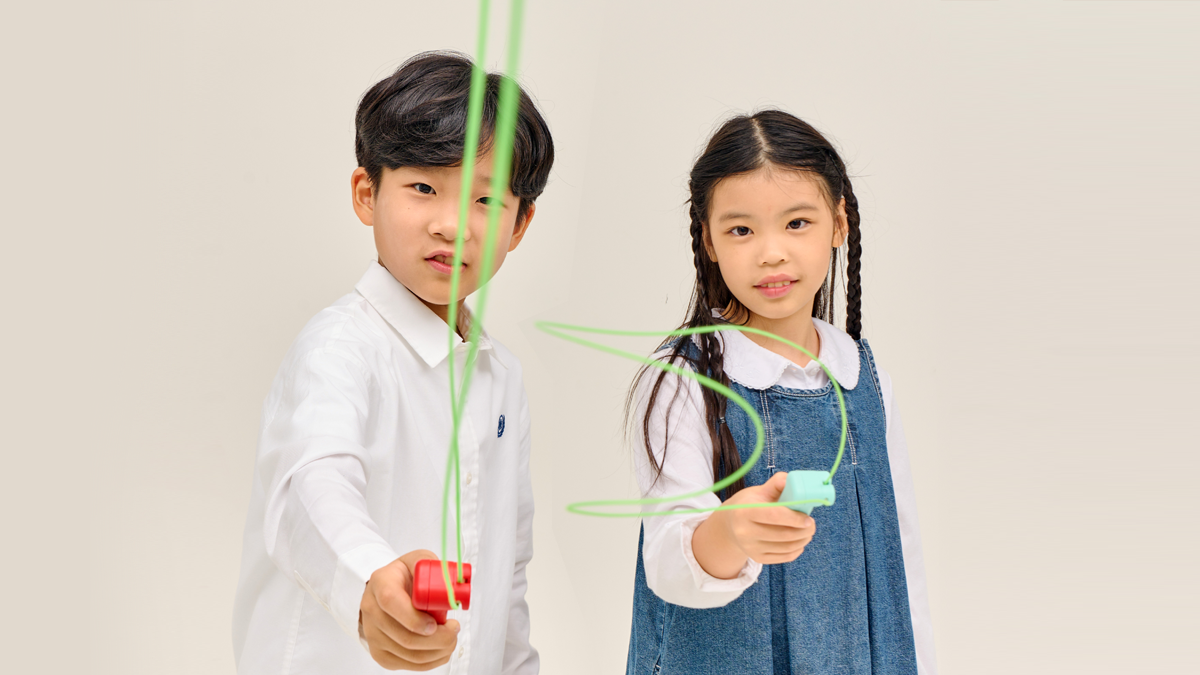 [クリエイティブな遊び心満載] 無重力で無限回転するロープ「ジップストリング」