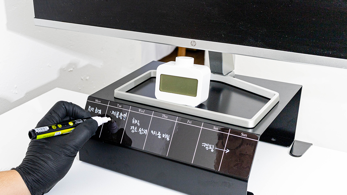 [メモ帳さよなら] プロ必携アイテム＝メモ付きモニター台