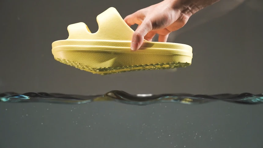 12.물에도 동동 뜨는 가벼움.webp