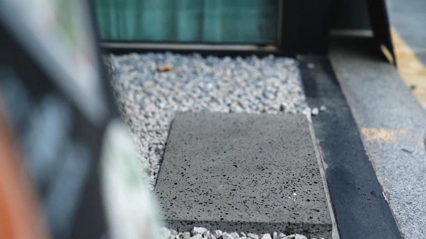 9.보기도 좋고 몸에도 좋은 슬리퍼 -신은채로 일상적인 모습.webp