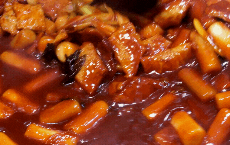 문득 생각나는 맛있는 떡볶이 (1).gif