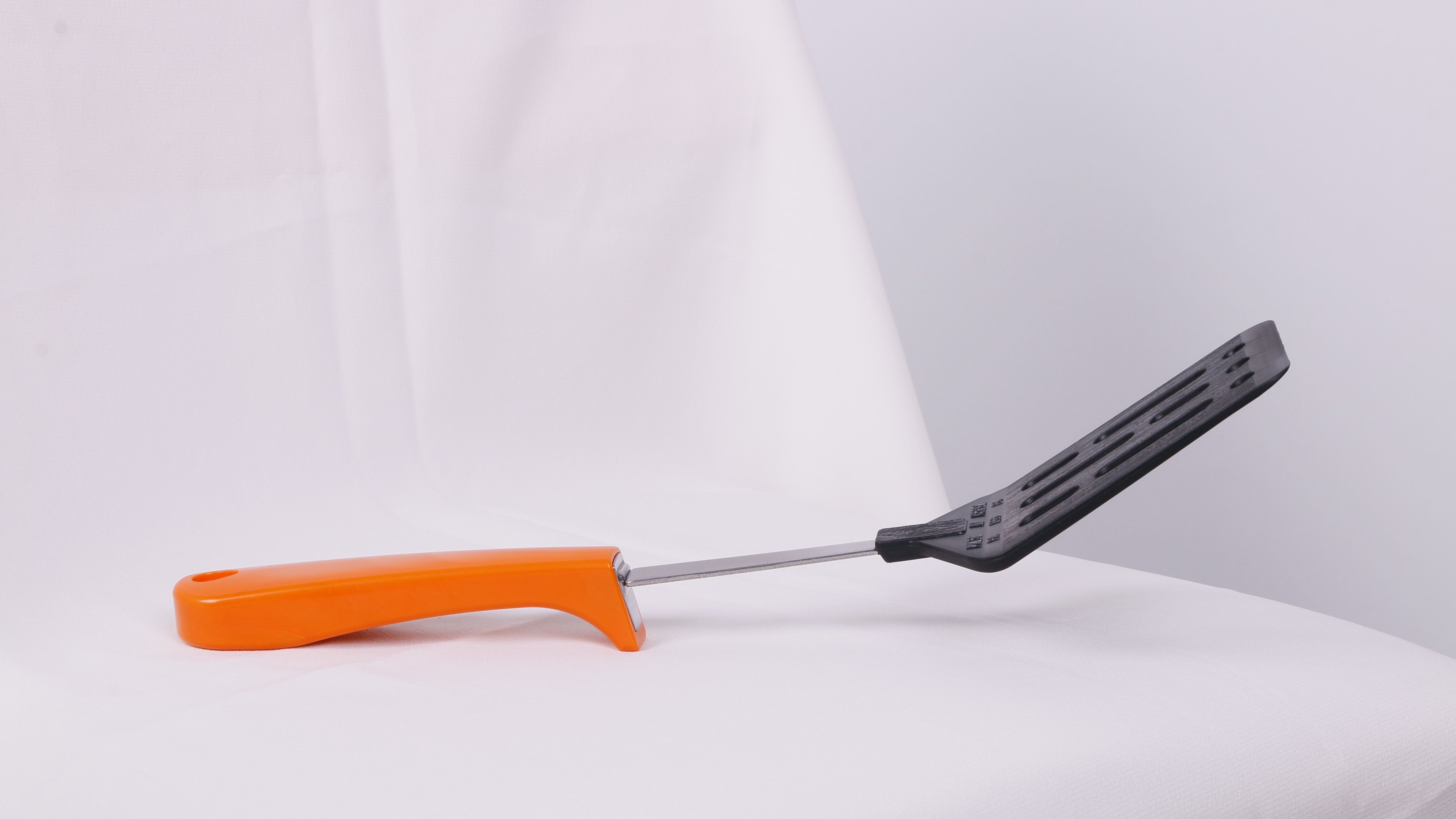 无桌面接触翻铲：保持卫生便捷的翻铲设计