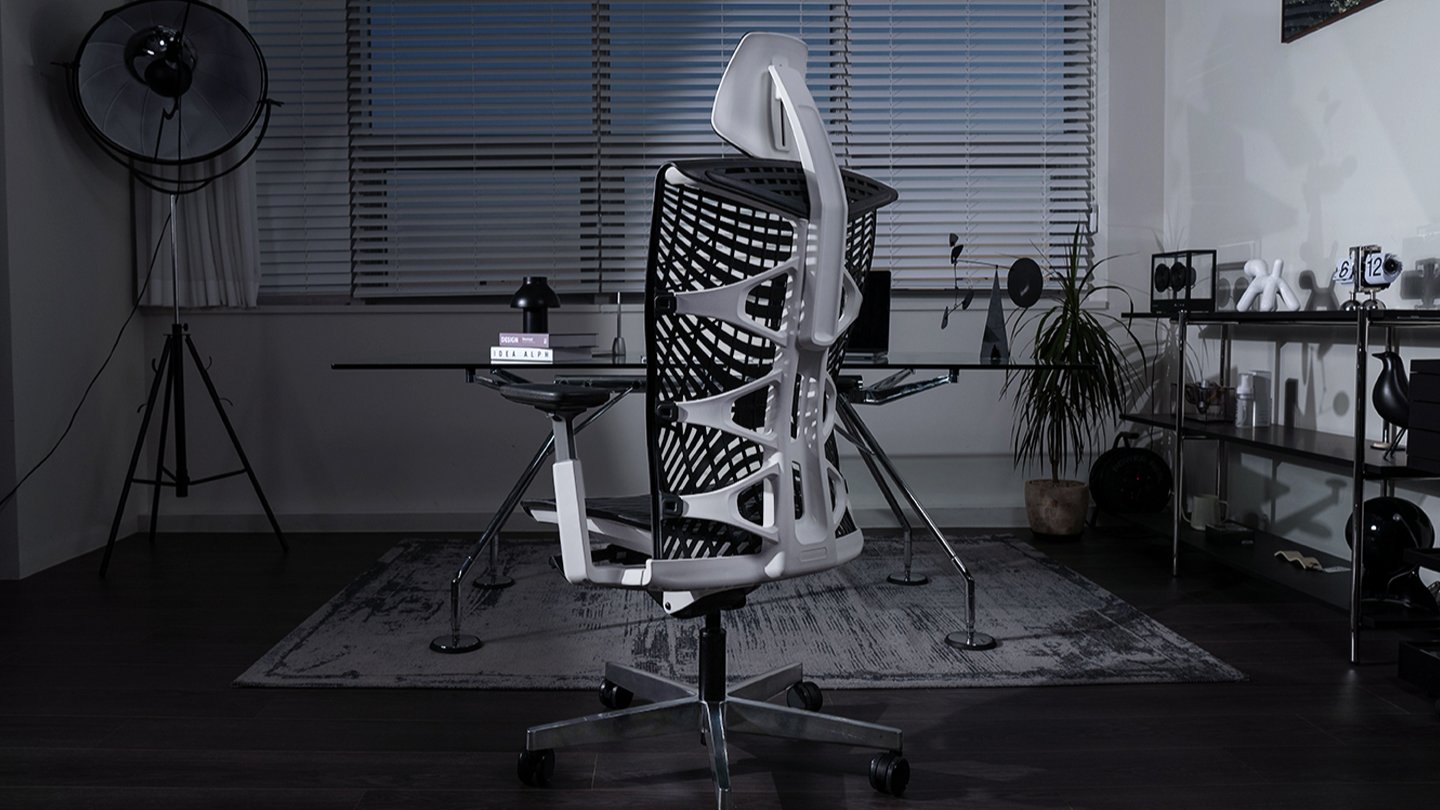 座った瞬間に体にフィットする、最高級チェアの頂点レヤ