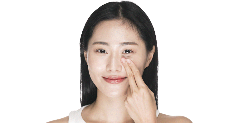 눈가에 제품을 펴바르는 움짤.gif