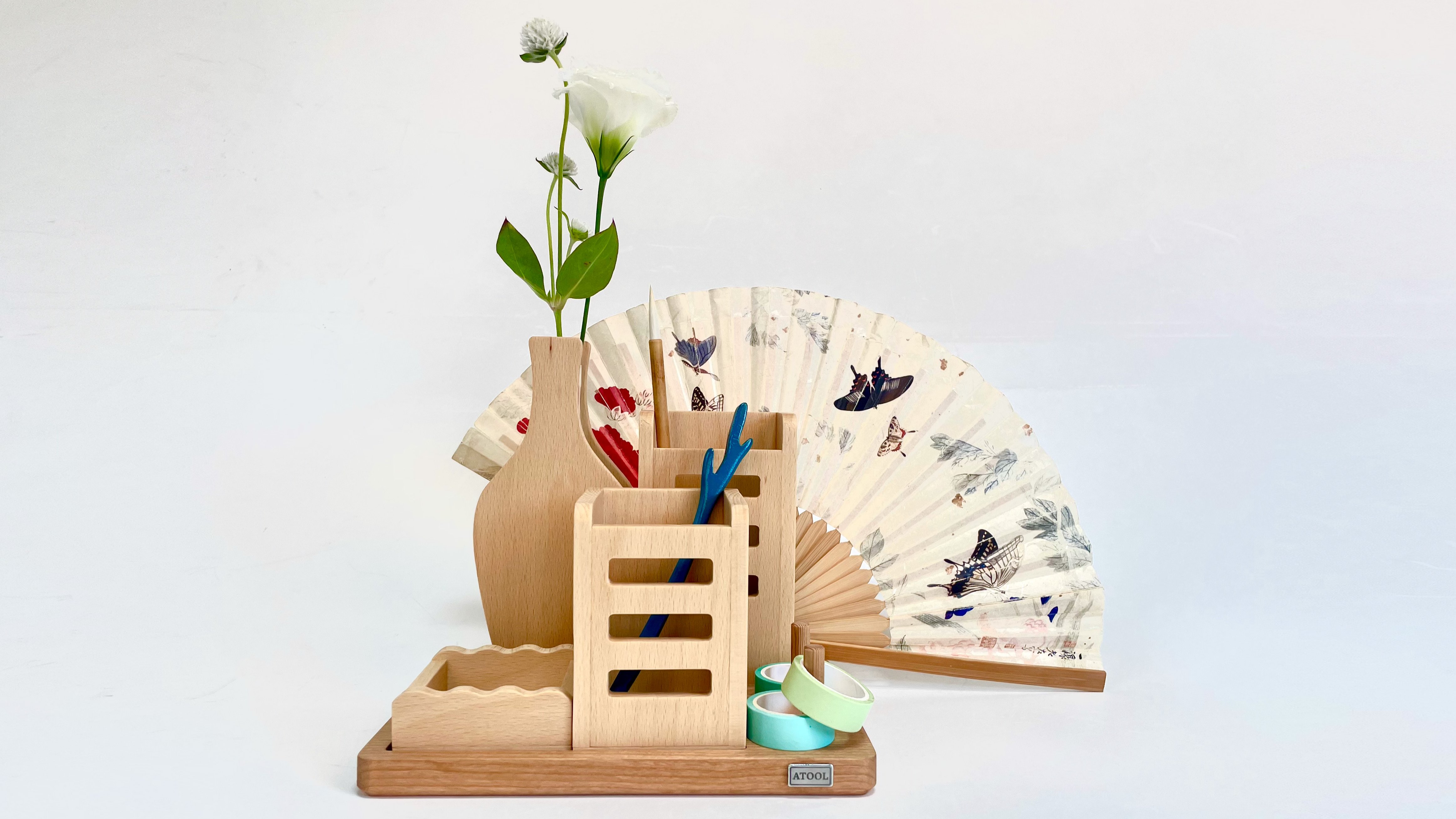 工匠桌上的朝鲜民画《书架整理器》