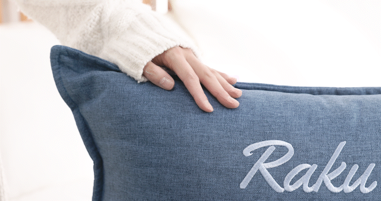 제품을 쓰다듬는 움짤.gif