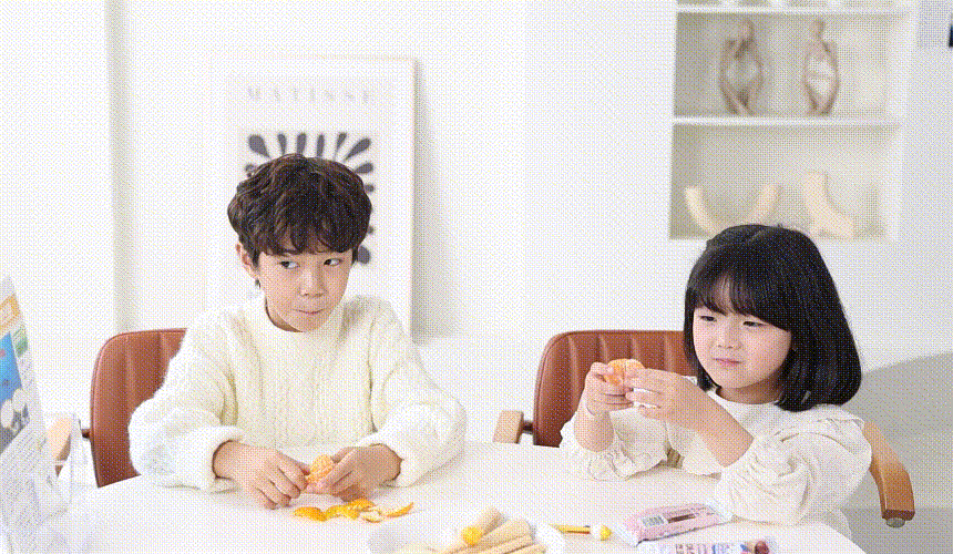 IMG_0425 간식먹으며신문보는남매.gif