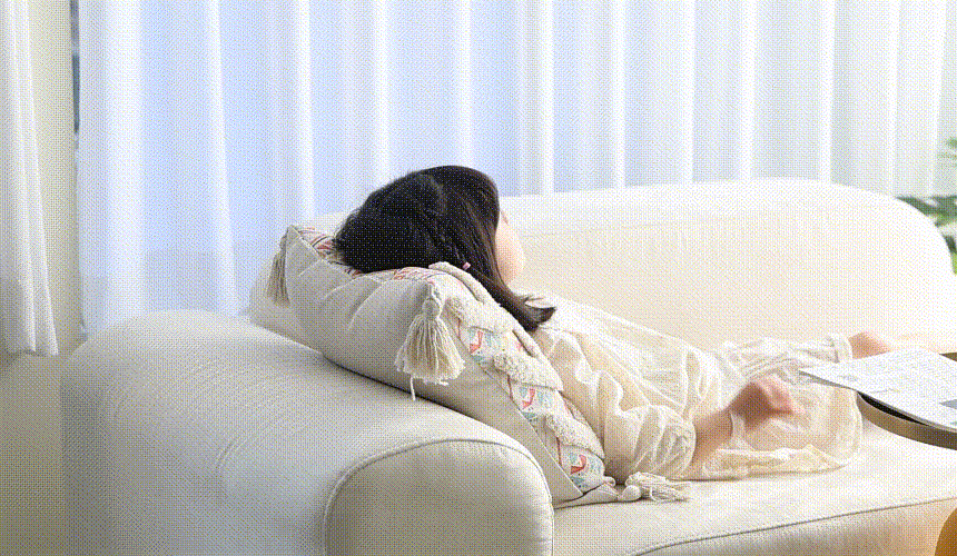 IMG_0945 쇼파에서일어나서신문집는여아.gif