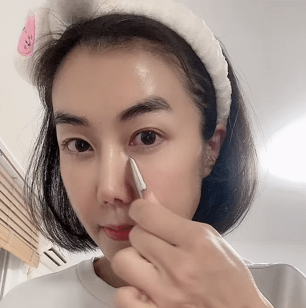 눈밑 펴주기 GIF.gif