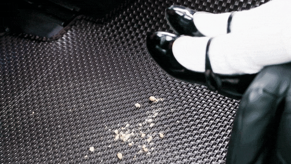 35. 아이+과자+청소.gif