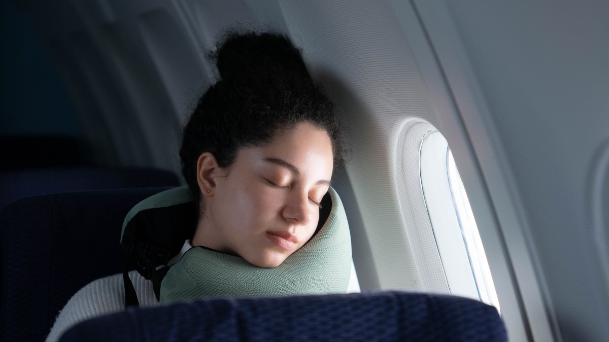 UNO KNIT Memory Foam Pillow: Premium Neck Support for Travelers
