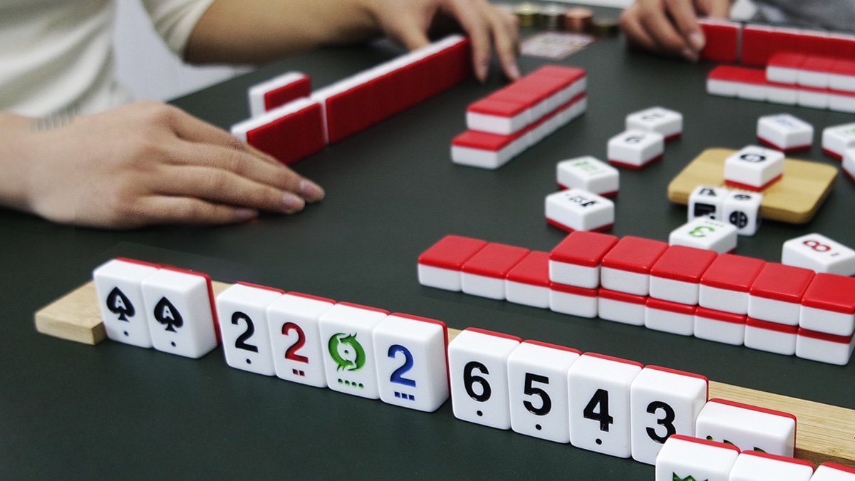 Mahjong Meets Cards: The Hula Playing Cube by [People Having Fun]