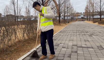1) 도로비 쓸고 힘들어하는 모습.gif