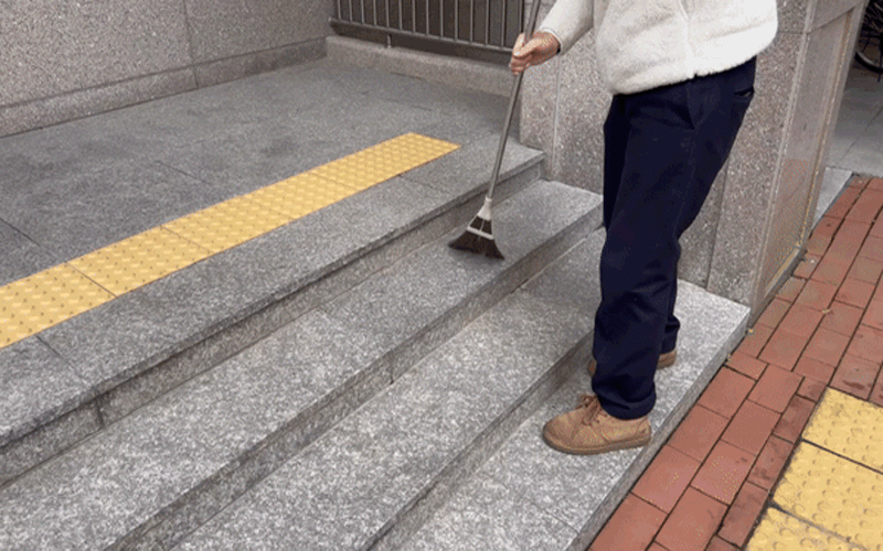 계단쓸기.gif