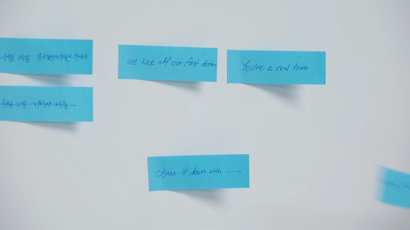 벽에 포스트잇 붙이는.gif