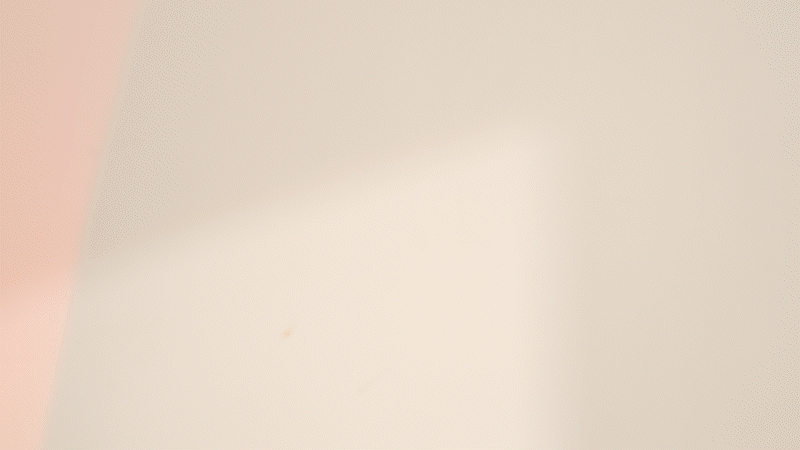 엄지와검지로건전지들어올리는.gif