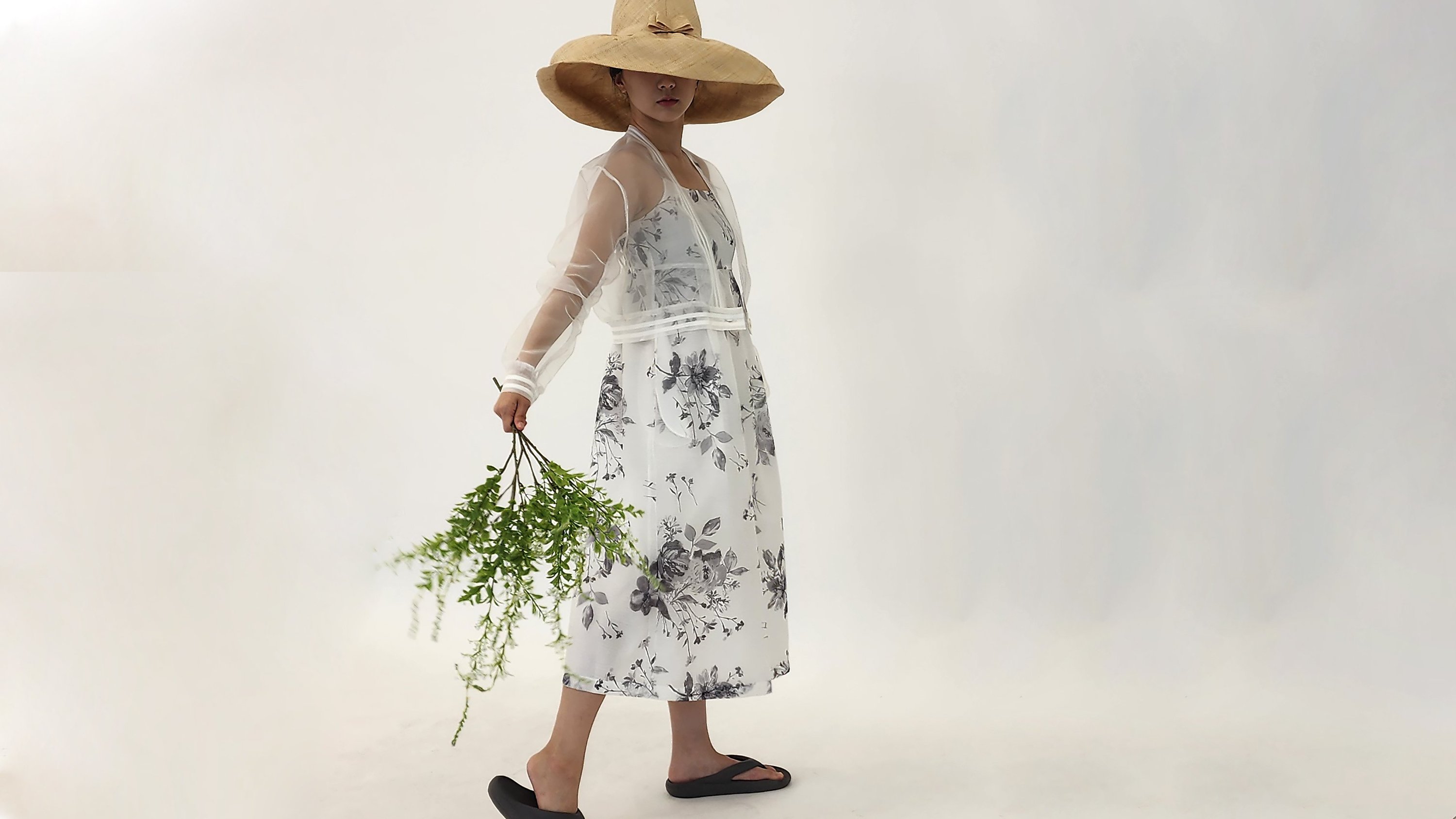 수묵화 끈 나시 원피스와 오간자 자켓