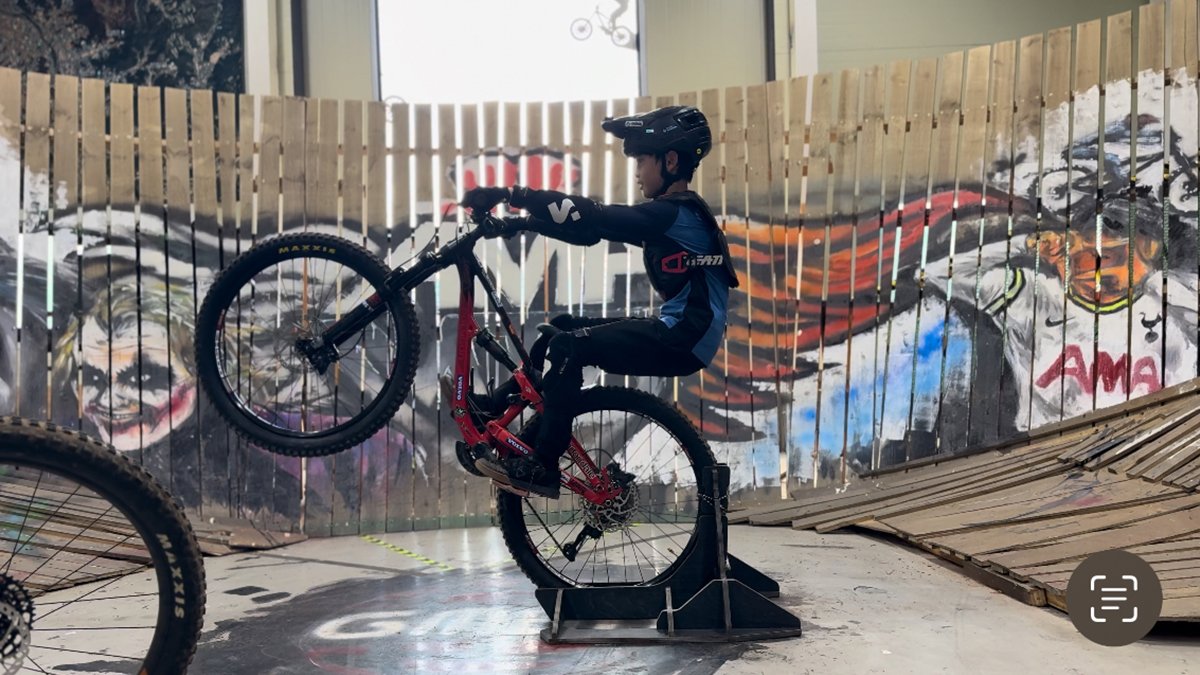 앞바퀴는 들고 타야 진정한 자전거 고수 BIKE BITER 윌리메뉴얼머신