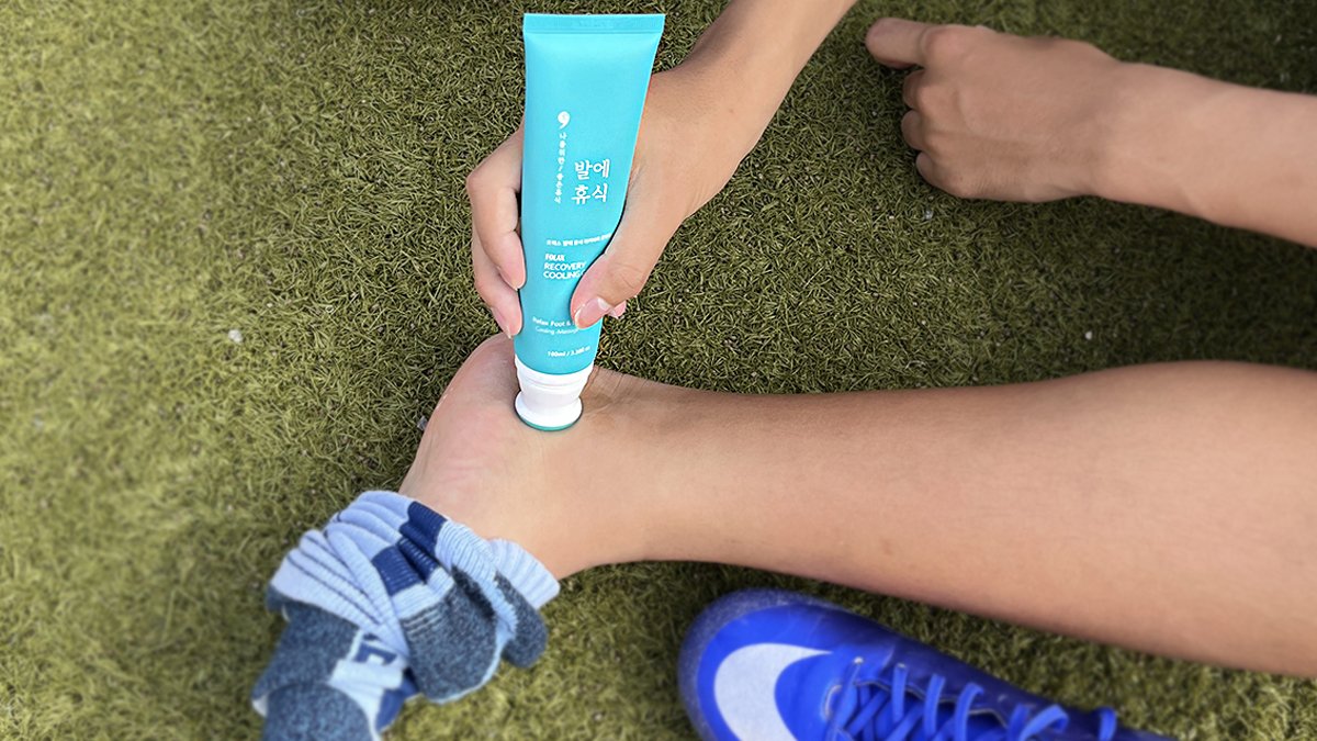 [运动后脚底发热] 用冷却凝胶降温，再用足部按摩滚轮舒缓