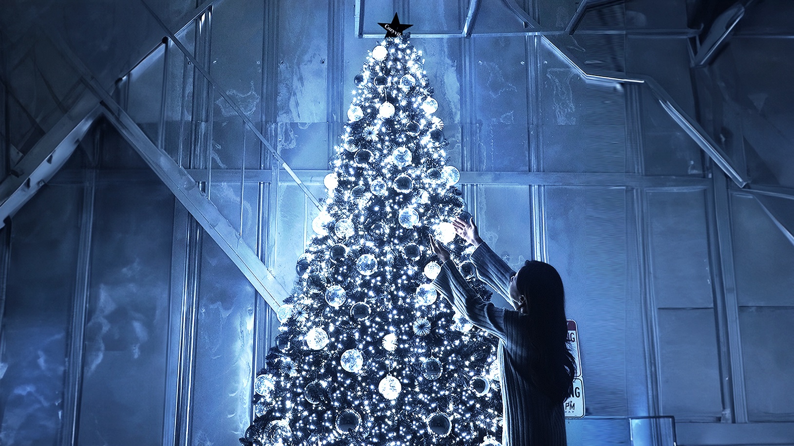 [7th Sold Out] A White Christmas completed with chic black tree and silver ornaments