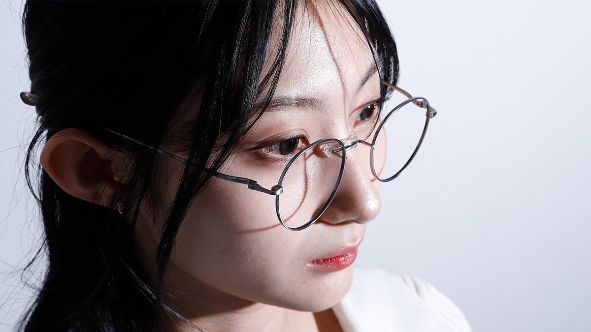 Ever experienced glasses this comfortable? Discover the [Saddle Nose Glasses] that cradle your nose with ease.