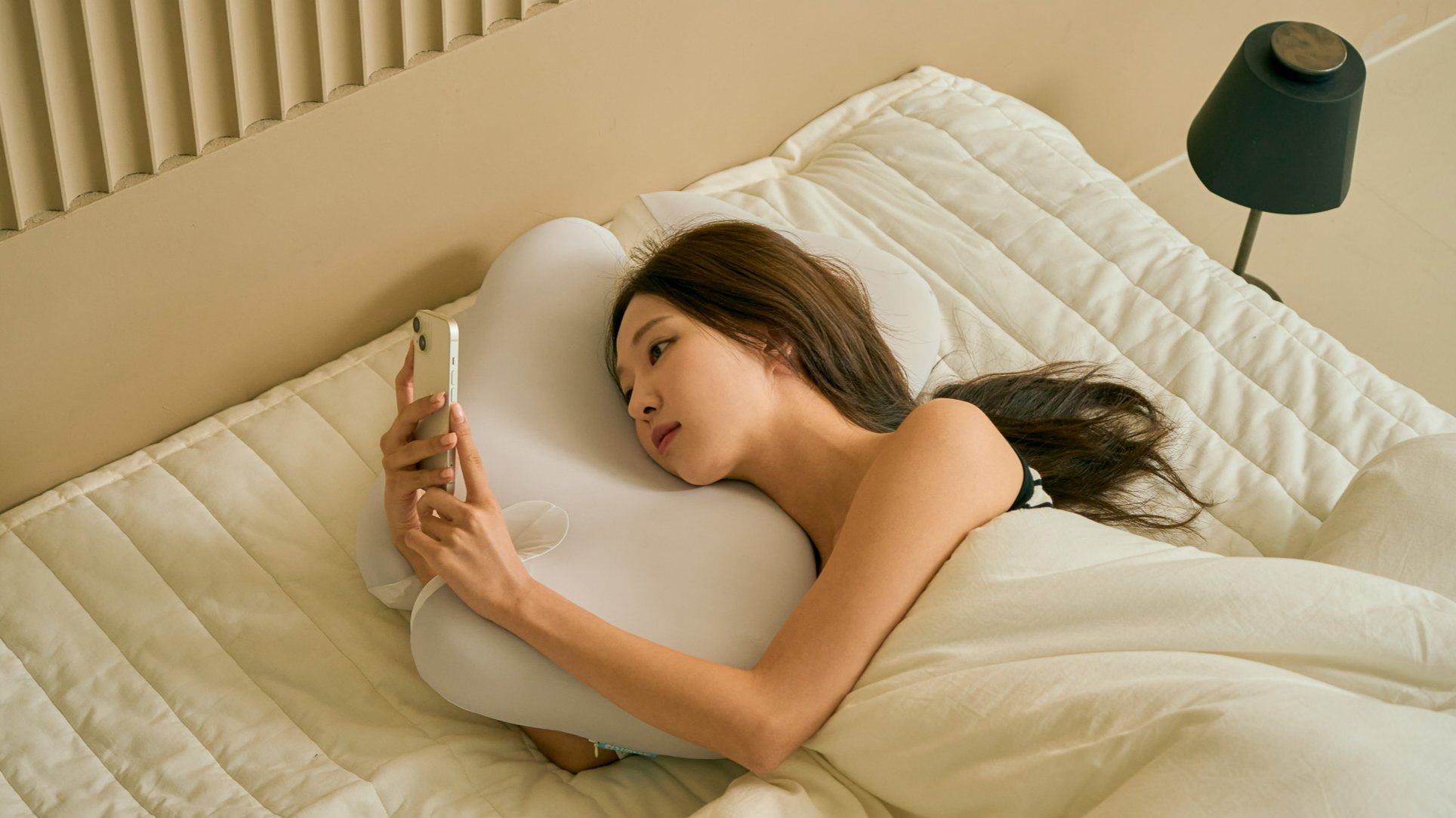 专为常看手机的现代人设计的记忆棉颈椎助眠枕