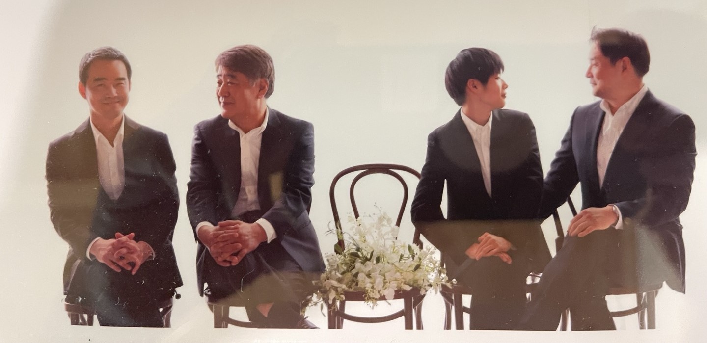 의류, 사람, 벽, 정장 차림이(가) 표시된 사진자동 생성된 설명