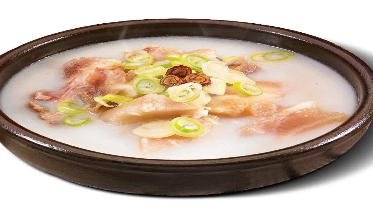 [韩牛牛蹄筋骨汤]采用传统大锅慢炖，浓郁韩牛骨汤加满满牛蹄筋