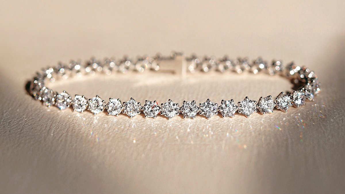 累計18億｜価値が高まる、シミュラットダイヤ＋ゴールド＜フラワーテニス＞