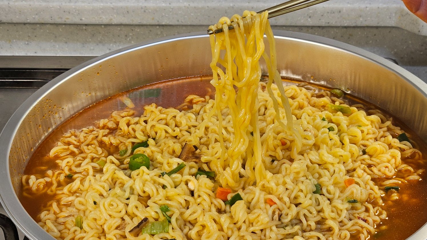 라면 6~7개를 한번에 일회용냄비에 직접 끓여보세. 왕 크니까 왕 맛있게
