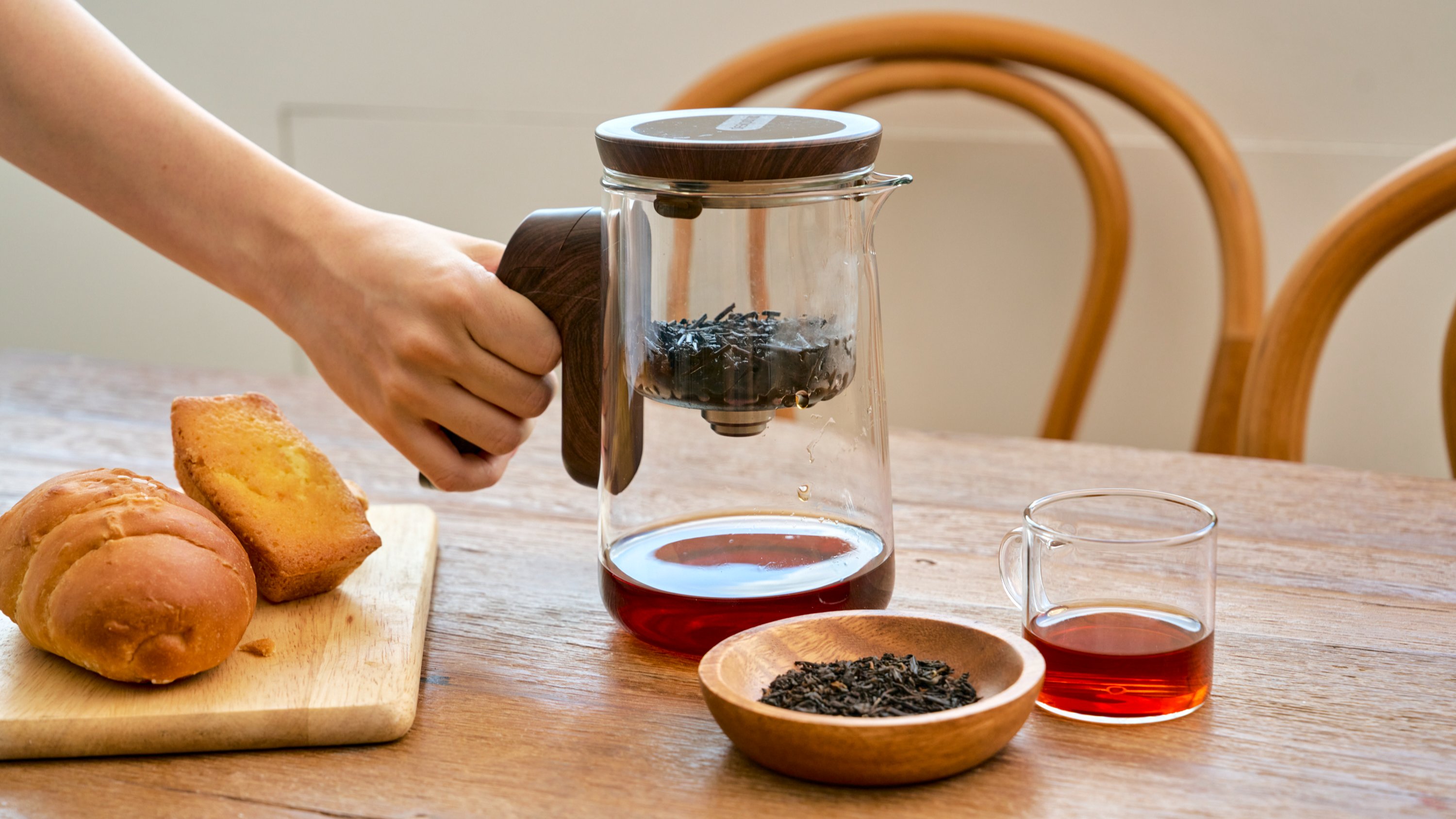 Next-Gen Tea Kettle That Brews Automatically When Time’s Right [Easy Pot]