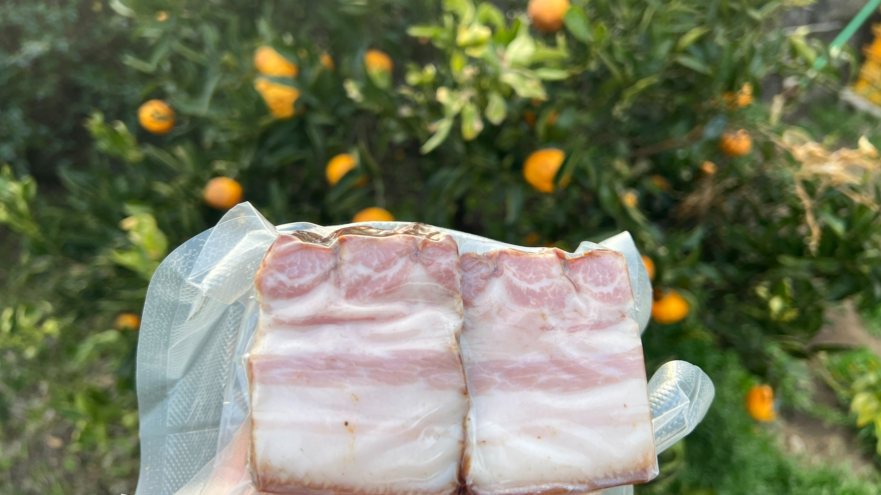 상큼한 감귤향을 입힌 Smoked pork belly