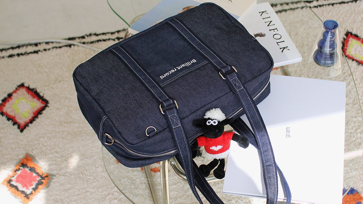 Lightweight daily shoulder crossbag that comfortably fits a 17-inch laptop every day