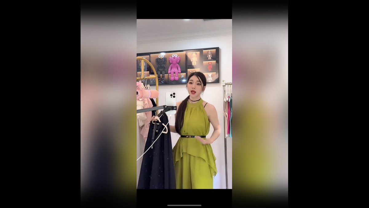 夏のムードを一着で演出、ホルターネックパンツセットアップ