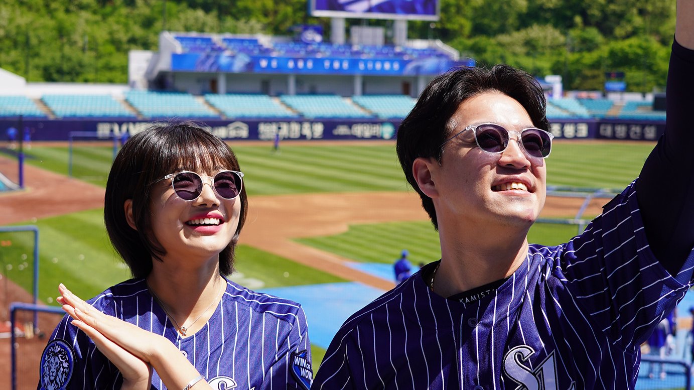 삼성라이온즈팬들의 직관 신무기! 야구장 빛 따라 변하는 직관러 안경