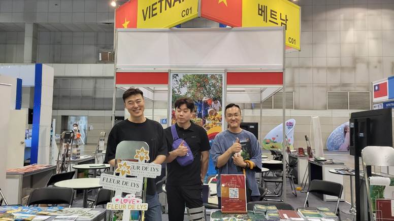 A group of men standing in a roomAI-generated content may be incorrect.