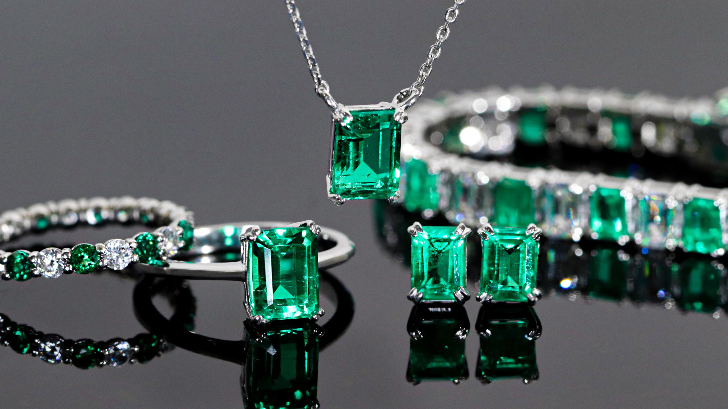 Classic 1-Carat Lab grown Emerald set 'Eclat solitaire'