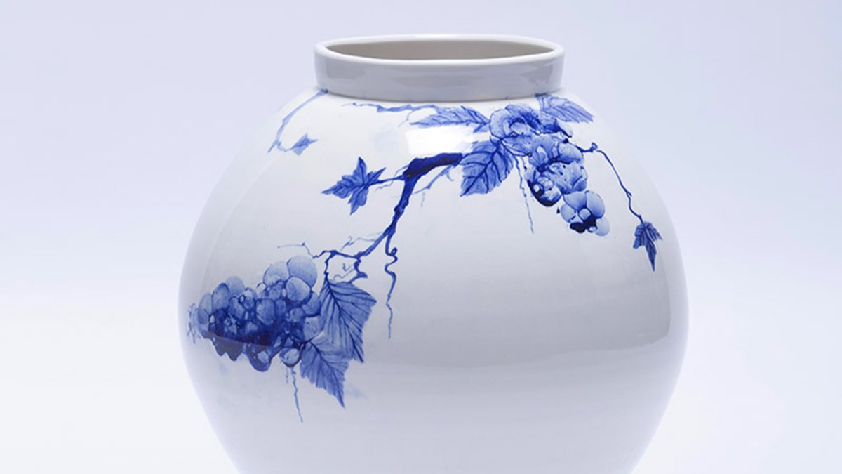 Sharon Stone also loves it, a blue and white porcelain piece by artist Jin Hwan-min. Only available during this limited time.