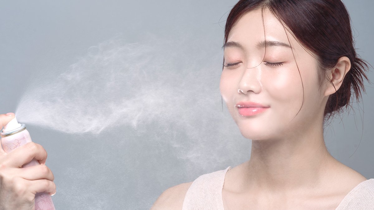 护肤水+精华液+乳液+面霜一瓶搞定！喷一喷就完成的基础护理