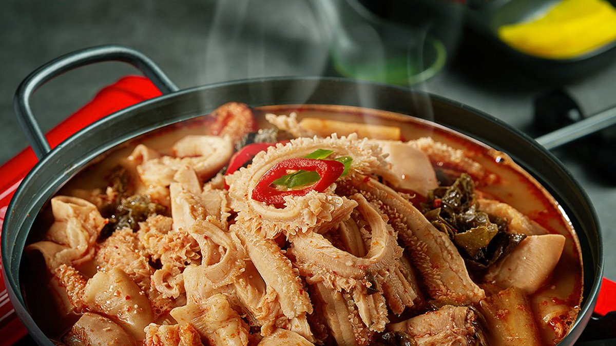 [小牛肚火锅 2人份 7000韩元左右] 辣味爽口，露营、下酒菜首选，轻松搞定！