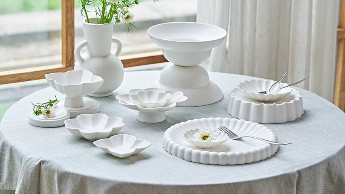 The very dish set you couldn't live without? Flower petal-shaped white bouquet dish set.
