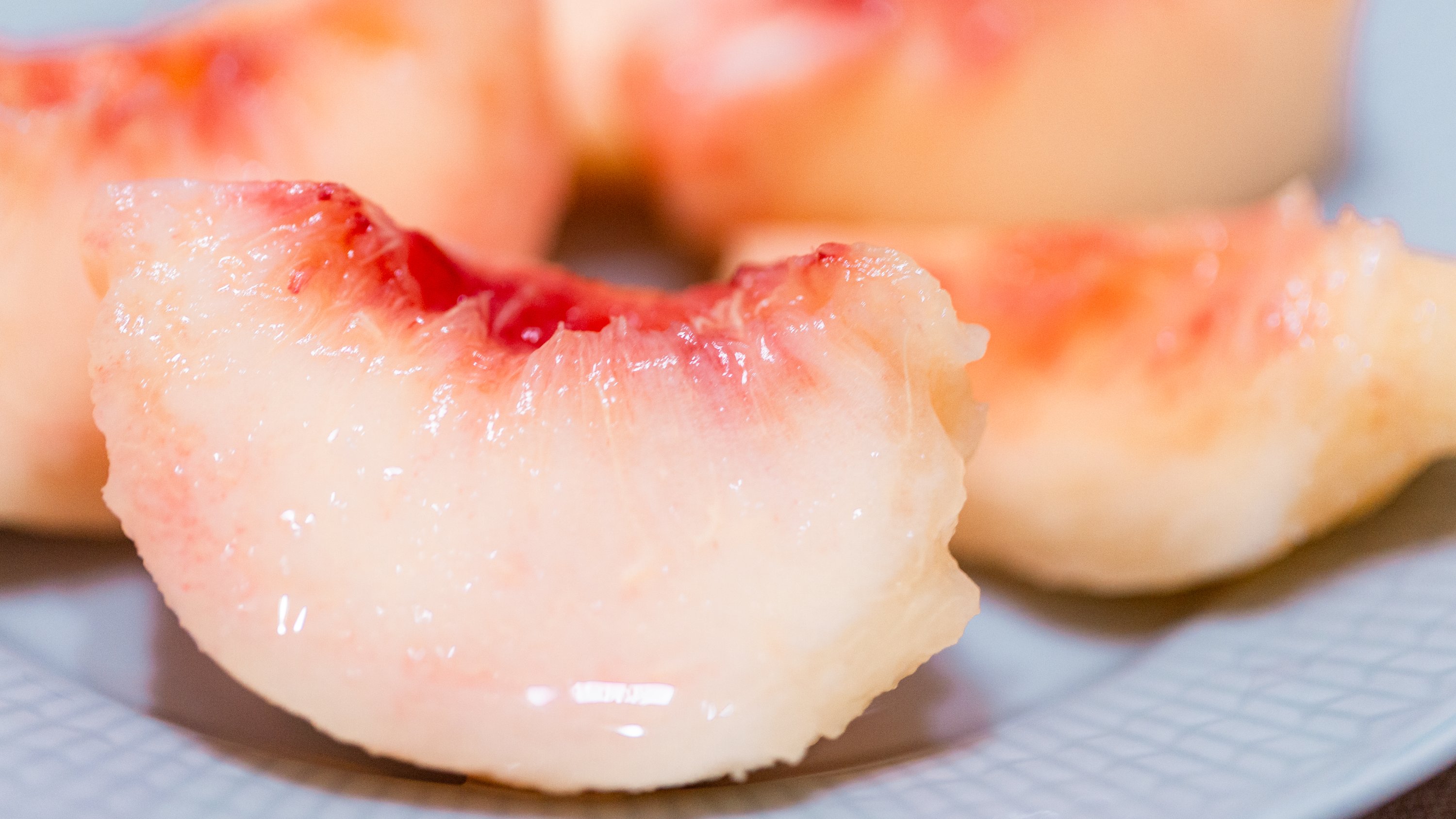 蜜糖般甜美的白千黄桃与清爽甘甜的天下第一桃，两种桃子一次尽享！