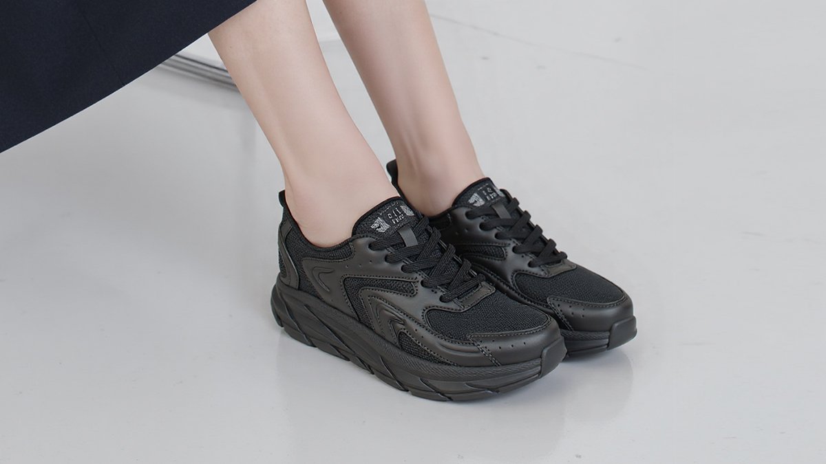 无需鞋拔即可轻松穿脱的舒适运动鞋，是送给父母的理想礼物。