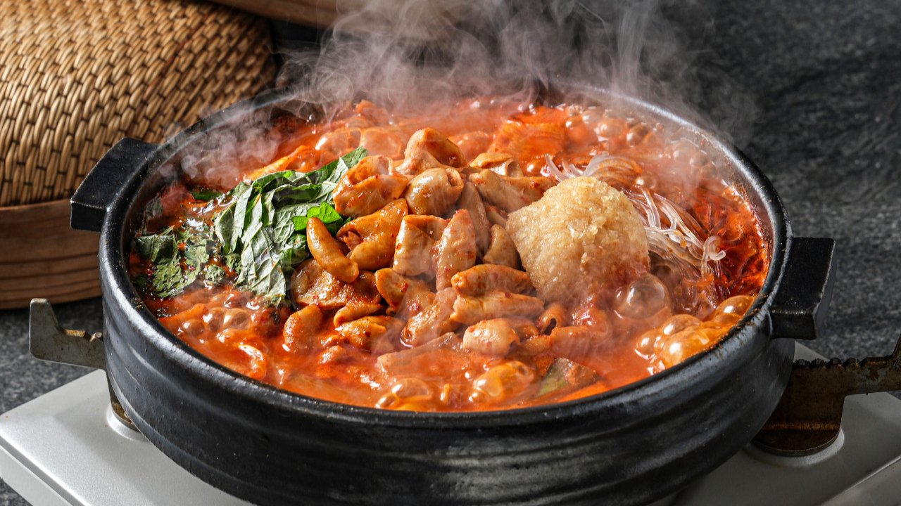 Enjoy the ultimate in freshness—Yeonhaejang Pork Intestine Hot Pot—at home without waiting in line!