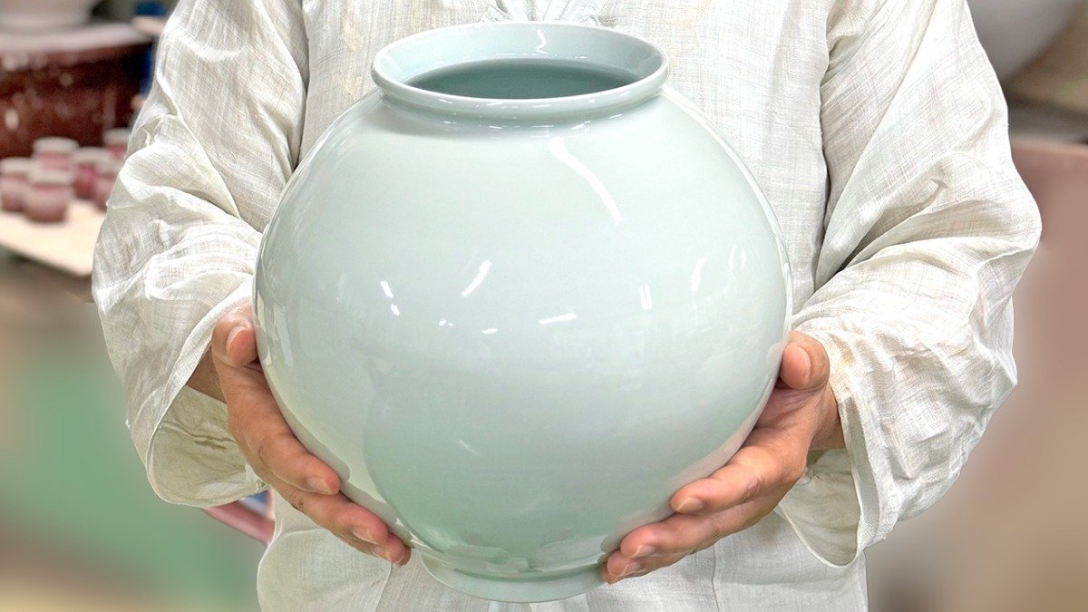 [Jade-Hued in White Porcelain] No. 632 National Master Craftsman of Korea Jang Yeong-an of Suan's Jade-Hued Moon Jar