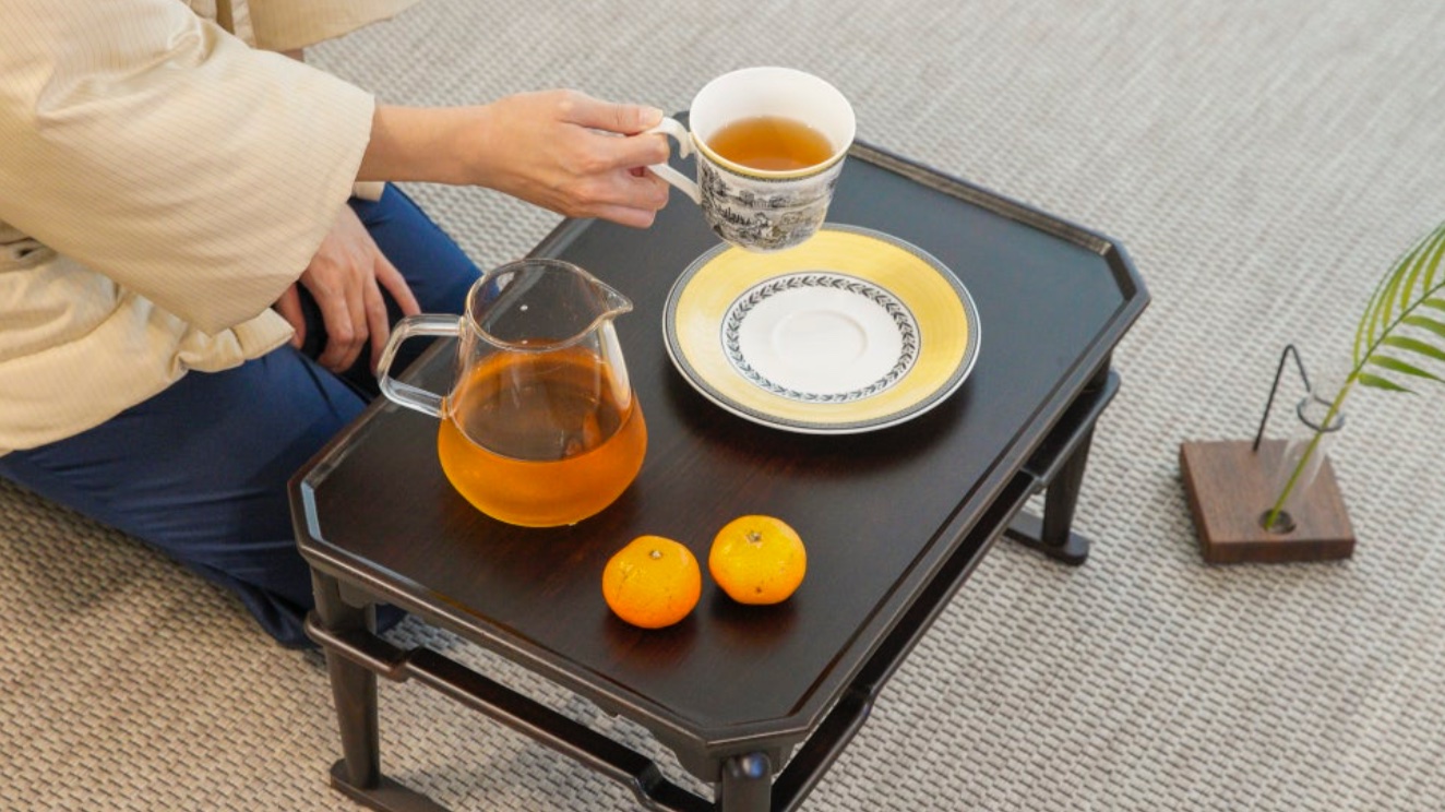 [累计1亿+点播] 在传承四十年的名品小茶几上，品一杯茶的慰藉