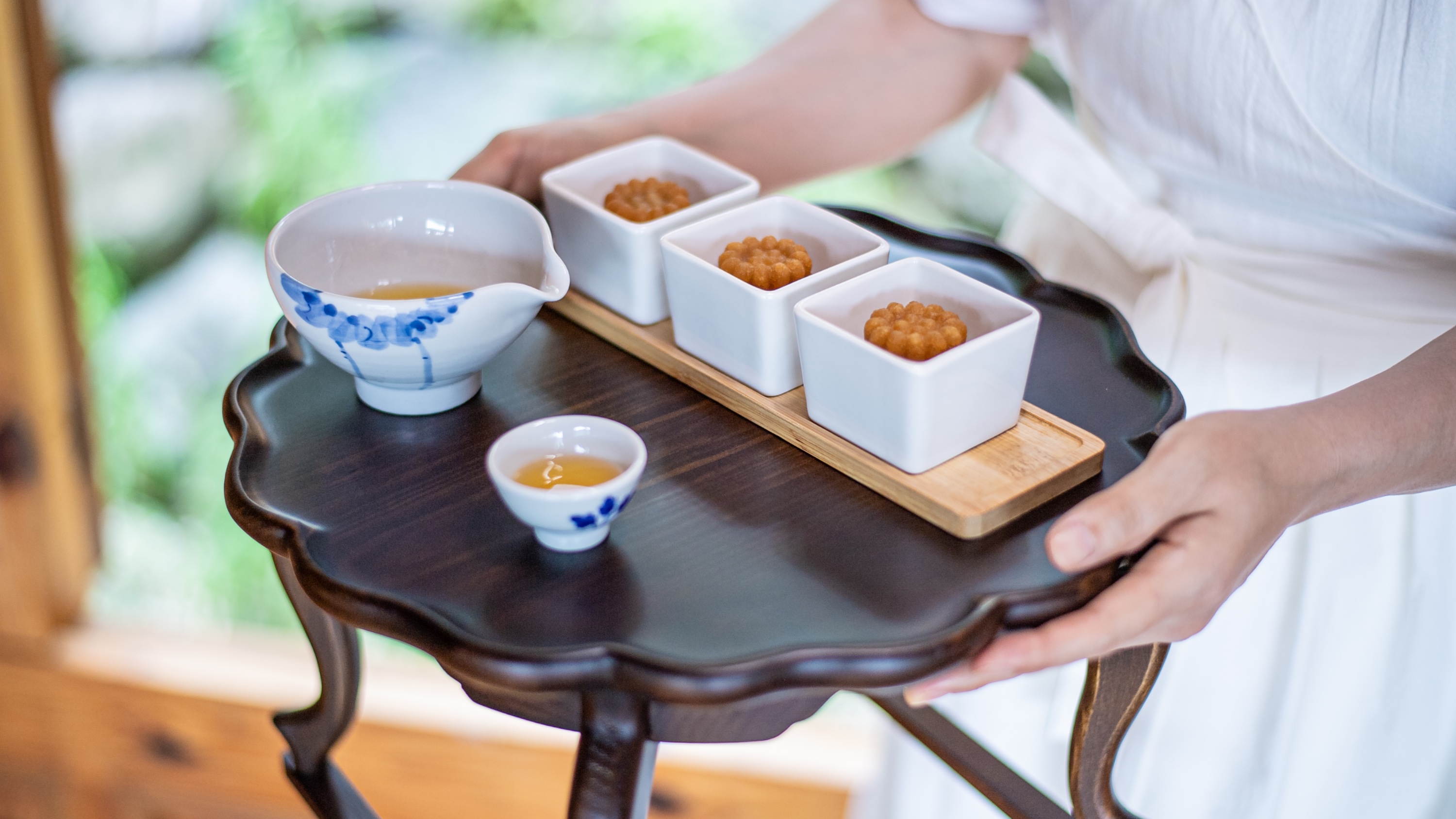 🌺国家中央博物馆甄选的花朵小盘，餐桌上的花瓣绽放如春