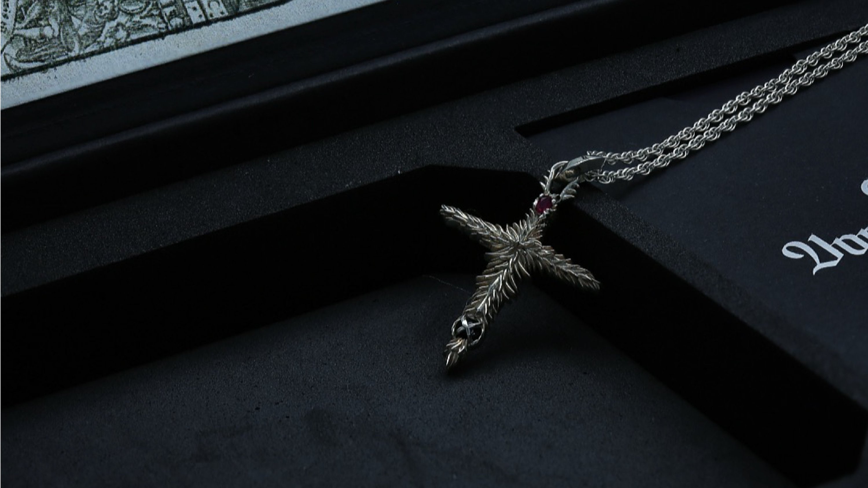 천연 루비와 오닉스로 빚은 창조의 상징 팬던트 , 본 오브 스페이스