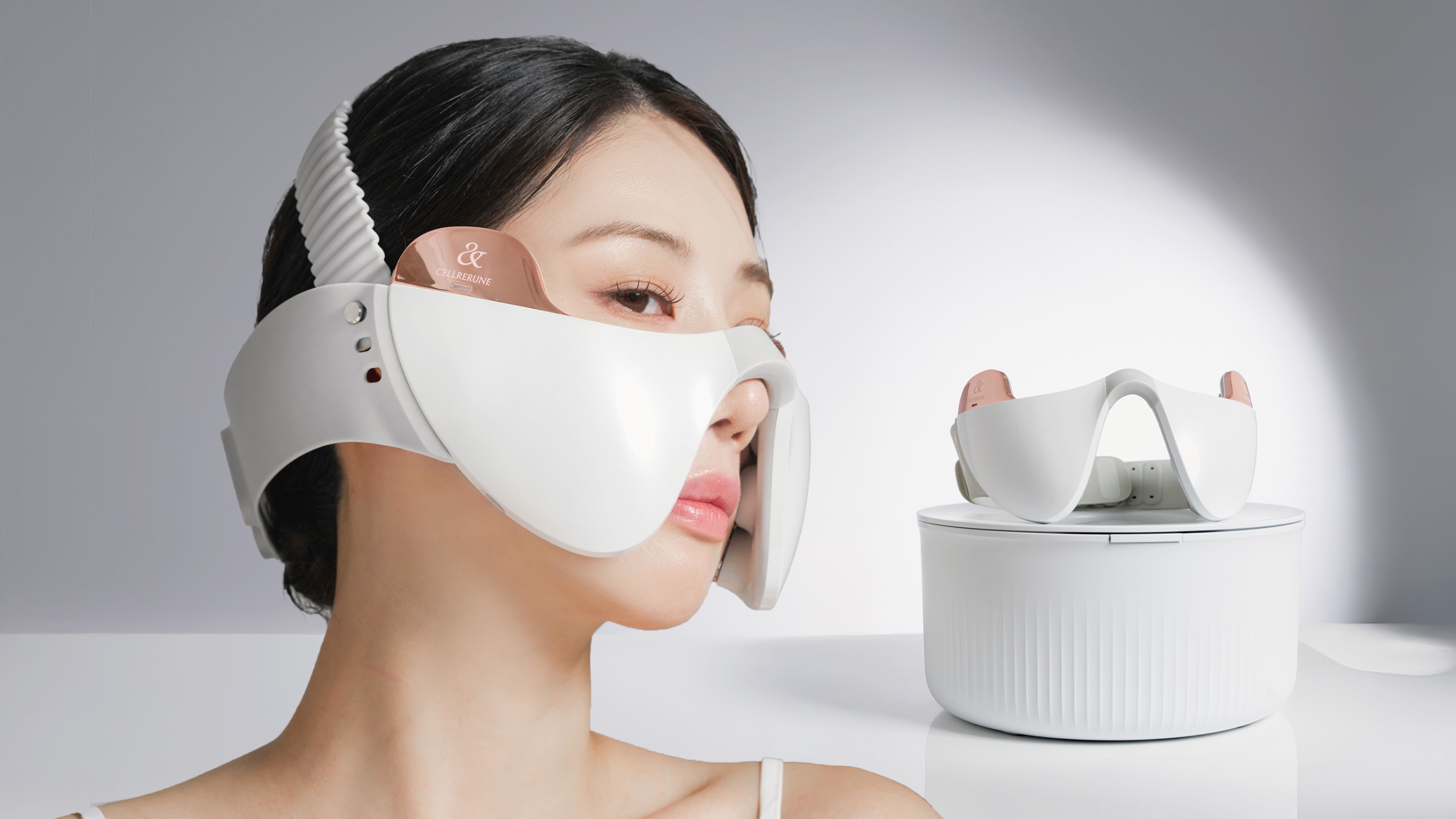 [世界初] 病院級12本のチタンヘッドで保湿・ハリ・毛穴まで徹底ケア。