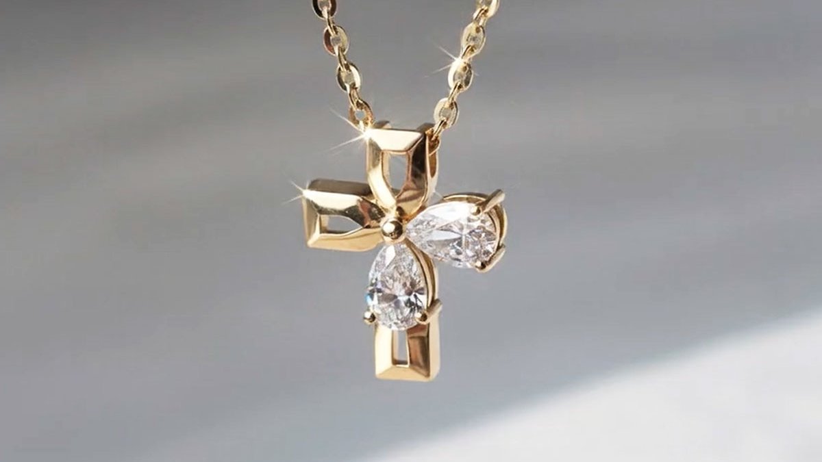 实验室培育钻石的璀璨光辉，精美十字项链